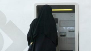 Dubartiin abayaa uffattee yammuu qarshii maashina baanikiitii baafachaa jirtu