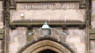 Fachada en la que se lee "Calhoun College"