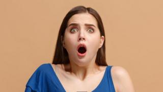 فتاة تعبر عن دهشتها