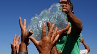 Distribución de botellas de agua