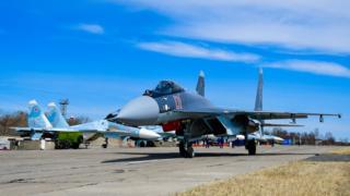 Истребитель Су-35С во время второго отборочного этапа окружного конкурса среди военных летчиков "Авиадартс—2017"