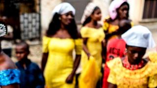 Ụmụagbọghọ na-eso nwaanyi na-agba akwụkwọ