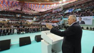 TBMM Başkanı Yıldırım partisinin İzmir aday tanıtım toplantısında. Anayasa TBMM Başkanlarının, üyesi oldukları partinin faaliyetlerine katılmasını yasaklıyor