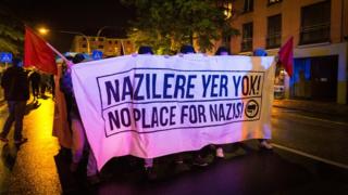 Растяжка "Нет места расизму" на акции протеста против "Альтернативы для Германии"