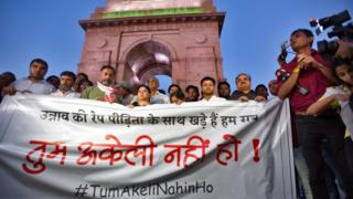 উন্নাওয়ের নির্যাতিতার প্রতি সংহতি জানিয়ে দিল্লির ইন্ডিয়া গেটে সমাবেশ