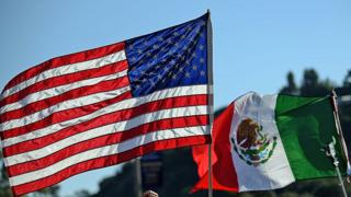 Banderas de Estados Unidos y México