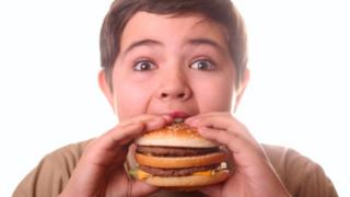 Мальчик с лишним весом прячется в гамбургер