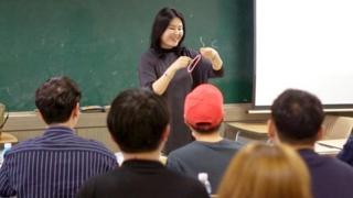 La profesora Eun-Joo Lee durante la clase.