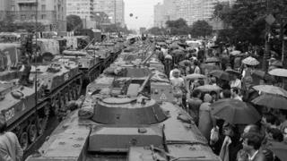 Бронетехника на Новом Арбате 19 августа 1991 г.