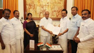 பன்வாரிலால் புரோஹித்திடம் மனு அளிக்கும் ஸ்டாலின்