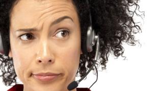 Mujer respondiendo llamada