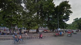 ঢাকা বিশ্ববিদ্যালয়ের টিএসসিতে ওই বৃষ্টিস্নাত যুগলের ছবি ধারণ করা হয়েছিল।