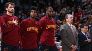 Le règlement de la NBA stipule que tous les joueurs doivent se lever durant l'hymne national