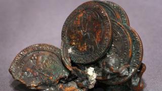 Monedas derretidas por el calor durante los ataques del 9/11