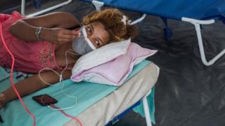 Mujer de Madagascar tumbada en la cama.