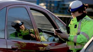 Женщина-полицейский останавливает водителя