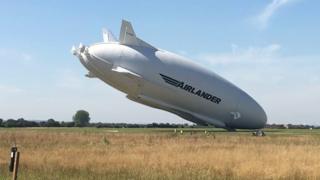 El Airlander 10 choca contra el suelo en Reino Unido