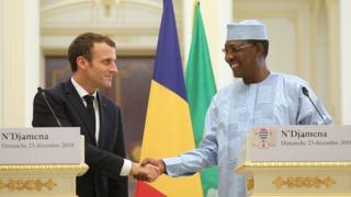 En visite au Tchad, Emmanuel Macron et Idriss Deby ont donné une conférence de presse conjointe.