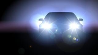 Car yn fflachio golau