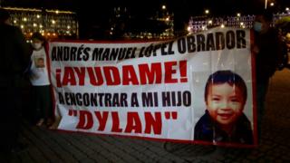 Mãe de Dylan protesta em frente ao Palácio Nacional