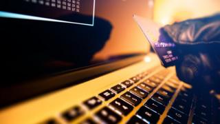 Robo por internet con tarjeta de crédito.