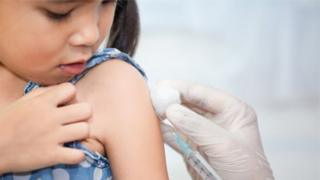 девушка получает вакцину