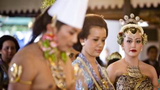 Hija mayor en el medio y su hermana menor el día de su boda.