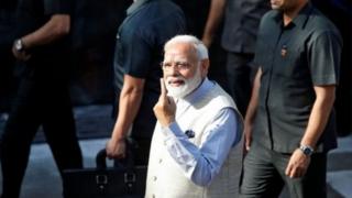 அஹமதாபாத் ரனிப் தொகுதியில் இந்திய பிரதமர் நரேந்திர மோதி வாக்களித்தார்.