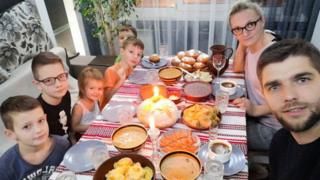Микола з родиною