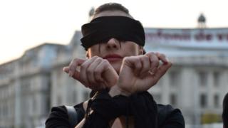 Mujer protesta contra la iniciativa para prohibir del todo el aborto en Polonia.