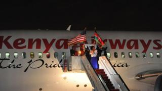 Maafisa wa kipeperusha bendera za Kenya na Marekani kabla ya ndege aina ya Boeing 787-Dreamliner kuanza safari Jumapili
