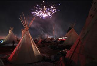 Фейерверк в лагере протестов коренных американцев