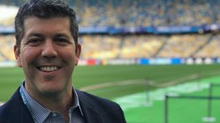 Fernando Palomo posa en un estadio de fútbol.