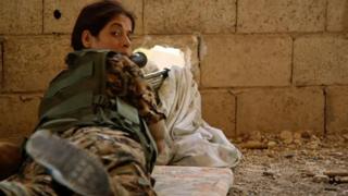 Combatiente kurda en Raqa