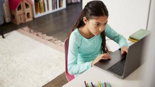 Niña estudiando