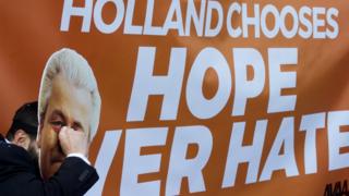 Lahey'de açılan "Hollanda umudu nefrete tercih etti" pankartı