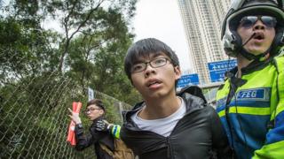 Joshua Wong bị cảnh sát khống chế ngày 19/5/2016