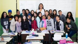 Alexya Salvador com alunos