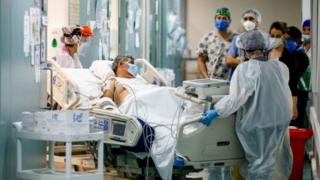 Los expertos y autoridades chilenas temen que el aumento de casos colapse el sistema de salud de este país.