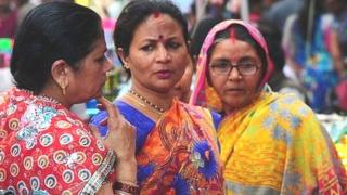 બજારમાં ખરીદી કરી રહેલી મહિલાઓની તસવીર