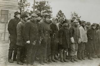 Presos bolcheviques en el campo de reclusión en la isla de Mudyug (Foto: Library of Congress)