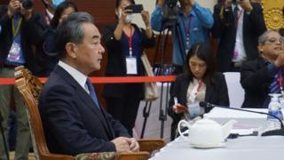 Tại hội nghị, ông Vương Nghị, Bộ trưởng Ngoại giao Trung Quốc hối thúc các nước ASEAN nới lỏng các lệnh cấm đối với các công dân Trung Quốc và các hạn chế du lịch khác.