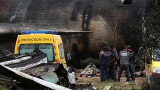 Equipes de resgate trabalham perto de destroços de avião que caiu na Argélia