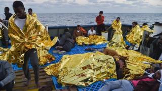 Des migrants secourus en mer par la Croix Rouge Italienne en novembre 2016 (archives)