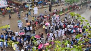 ২০১৮ সালের ওই ঘটনায় দুই কলেজ শিক্ষার্থীর মৃত্যুর পর ঢাকার বিভিন্ন স্কুল-কলেজের শিক্ষার্থীরা কয়েকদিন ধরে শহরটিকে বিক্ষোভে অচল করে রাখে