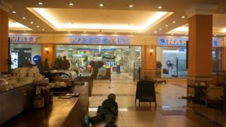 Kenyan troops take position on inside the Westgate mall in Nairobi. Photo: 21 September 2013