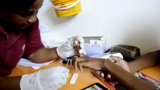 Медсестра берет образец крови 8 марта 2011 года в мобильной клинике, созданной для тестирования учащихся на ВИЧ, в средней школе Мадвалени около Мтубатубы в Квазулу-Натал, Южная Африка.