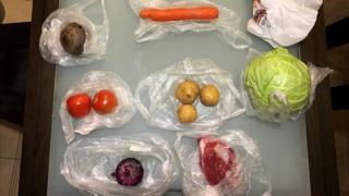 Вісім пакетів з овочами