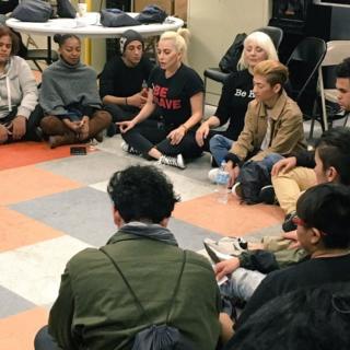 Lady Gaga a révélé son traumatisme lors d'une visite d'un refuge pour jeunes sans-abri à New York.