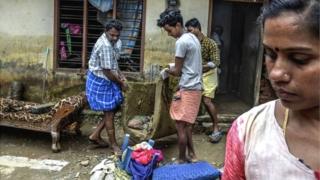 வெள்ள பாதித்த வீட்டில் பொருட்களை இடம்மாற்றி வைத்தல்